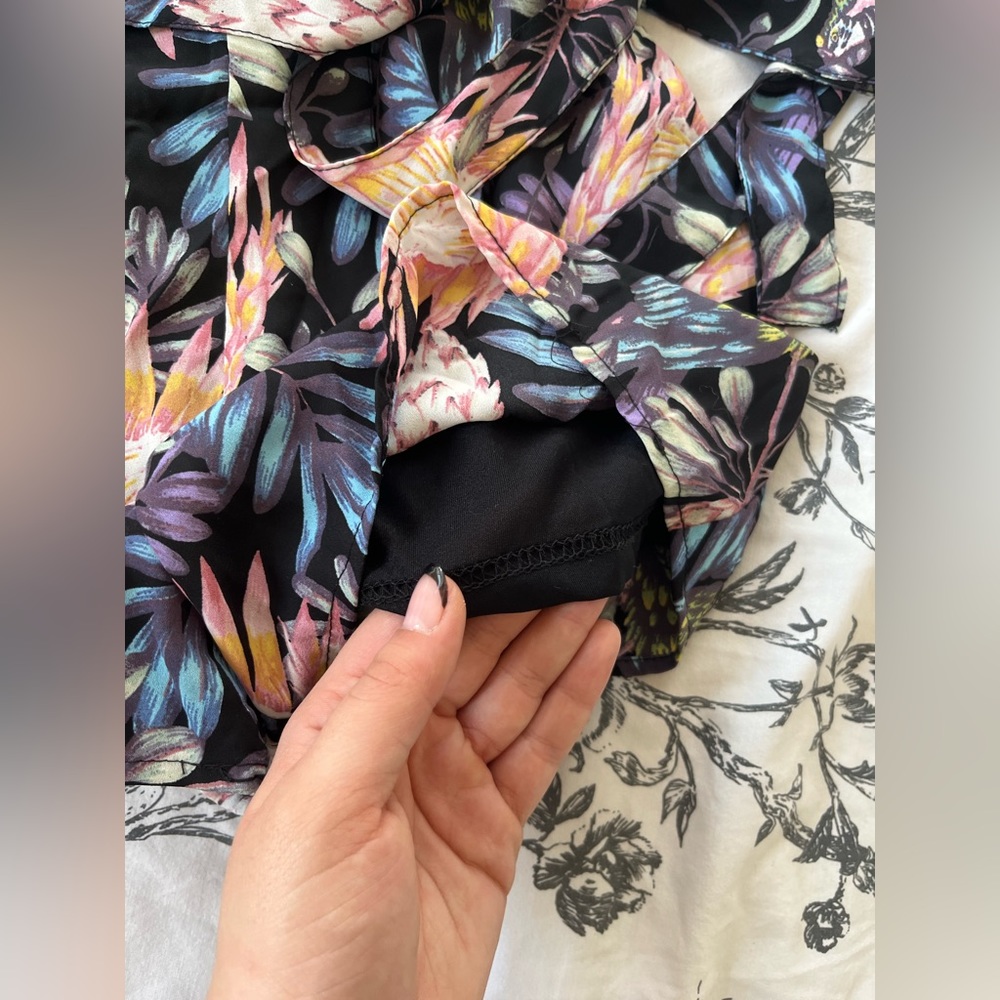 Cute tropical print romper/overalls. Ties at the waist & criss cross open back - Picture 4 of 6